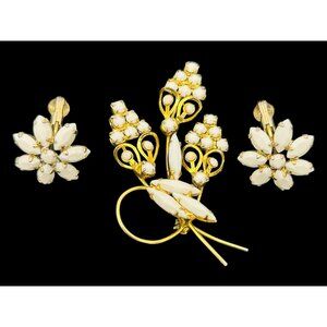 VTG 1950s Juliana style Milk Glass Flower Brooch & Clip-On Earrings Parure Set